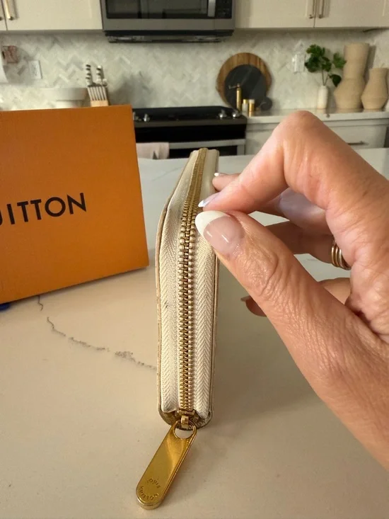 Louis Vuitton Damier Zippy Wallet - Cream and White - Picture 8 of 10